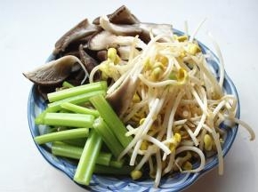 洗好的蔬菜切段，蘑菇掰成小片。