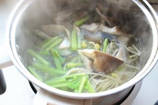 汤锅加水烧开后放入蔬菜，煮大约1分钟就行，记得豆芽先煮一会再放别的菜。