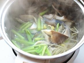 汤锅加水烧开后放入蔬菜，煮大约1分钟就行，记得豆芽先煮一会再放别的菜。