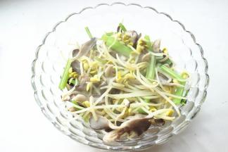 煮好的蔬菜捞出来，放在容器底部待用。