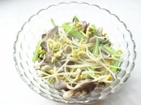 煮好的蔬菜捞出来，放在容器底部待用。