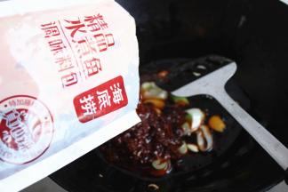 加入水煮鱼调料里的调料包，炒香。