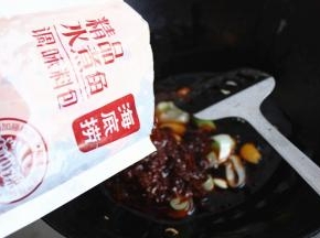加入水煮鱼调料里的调料包，炒香。