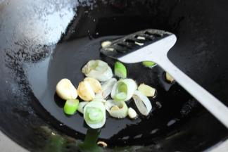 炒锅放油，放入葱姜蒜爆香。