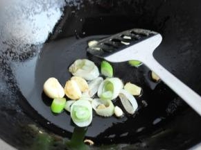 炒锅放油，放入葱姜蒜爆香。