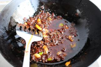 翻炒一会，炒出红油来。