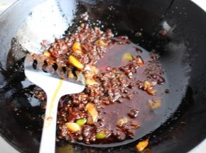 翻炒一会，炒出红油来。