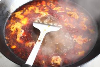 加入适量水，煮开。