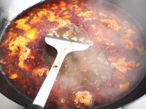 加入适量水，煮开。