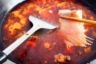 先放入鱼骨煮1分钟。