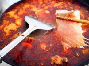 先放入鱼骨煮1分钟。