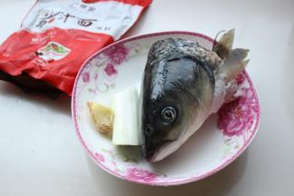 准备一颗新鲜的鱼头。洗净。