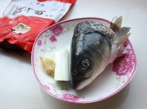 准备一颗新鲜的鱼头。洗净。