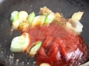 鱼头先移入汤锅内，剩下葱姜，放入茄汁酱翻炒。