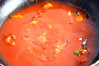 加入适量水和一个浓汤宝煮开