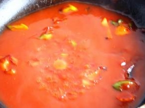 加入适量水和一个浓汤宝煮开