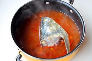 汤也一并倒入汤锅，大火烧开转小火炖40分钟。