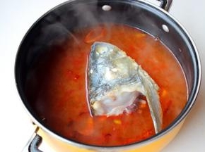 汤也一并倒入汤锅，大火烧开转小火炖40分钟。