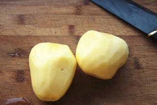 土豆洗净去皮。