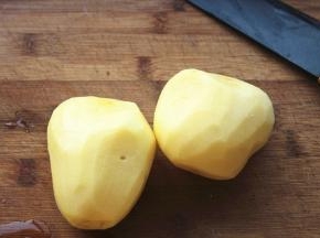 土豆洗净去皮。