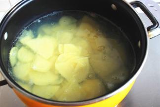 汤锅加水，烧开后放入土豆片，煮1分钟。