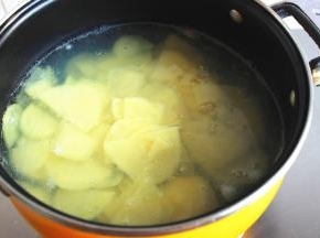 汤锅加水，烧开后放入土豆片，煮1分钟。