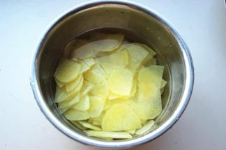 煮好的土豆片，过凉水浸泡一下。