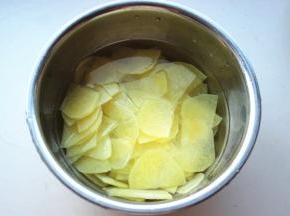 煮好的土豆片，过凉水浸泡一下。