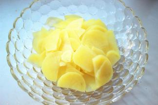 土豆片捞出来沥干水分，放在容器里待用。