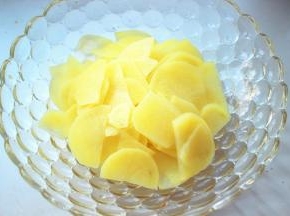 土豆片捞出来沥干水分，放在容器里待用。
