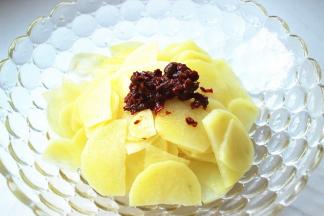 放入两大勺剁椒酱。