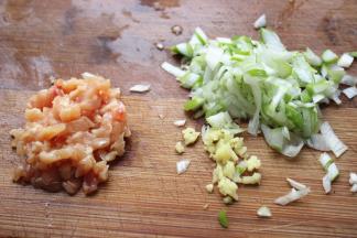 鸡腿肉切末，葱切末，姜切末。