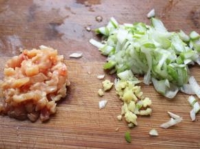 鸡腿肉切末，葱切末，姜切末。