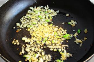平底锅放油，放入葱末姜末，炒到变黄变焦的程度，葱香味也会散发出来，油略微多一些。