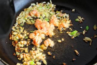 放入鸡肉末翻炒。