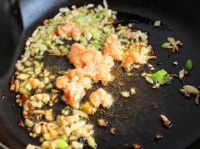 放入鸡肉末翻炒。