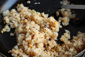 炒匀后，加入适量盐和五香粉调味。