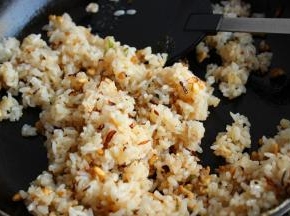 炒匀后，加入适量盐和五香粉调味。