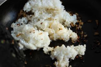 放入米饭翻炒。