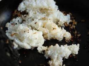 放入米饭翻炒。