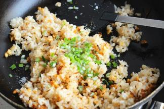 加入葱末，再次炒匀就好了。