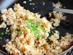 加入葱末，再次炒匀就好了。