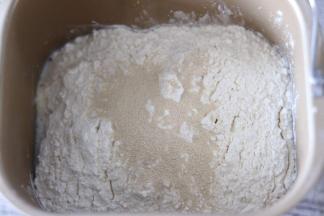 所有原料除黄油外，放入面包机桶，启动和面程序。