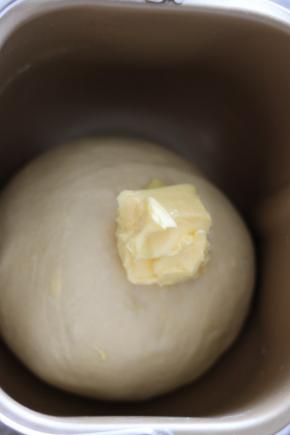 一个和面程序后，加入黄油，继续揉至。