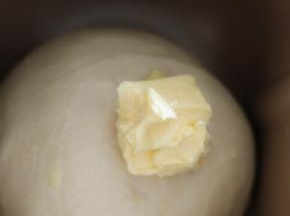 一个和面程序后，加入黄油，继续揉至。
