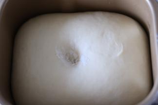 面团发至两倍或者两倍半大，手指沾面粉戳孔不回缩，取出面团，排气滚圆。