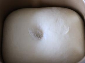 面团发至两倍或者两倍半大，手指沾面粉戳孔不回缩，取出面团，排气滚圆。