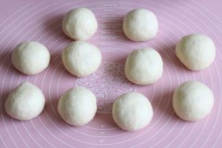 把面团分成10等份（约72克），滚圆，保鲜膜覆盖松弛十分钟。