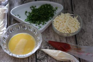 把番茄酱放入裱花袋，沙拉酱放入裱花袋，香葱切成碎，芝士碎放入碗里备用。