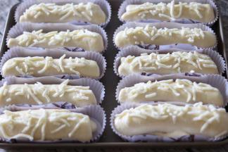 二次发酵两倍大，面团表面刷蛋液撒上芝士碎。